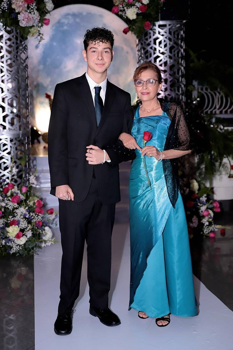 Desfile padres e hijos de la prom 2024 del Instituto San José del Carmen