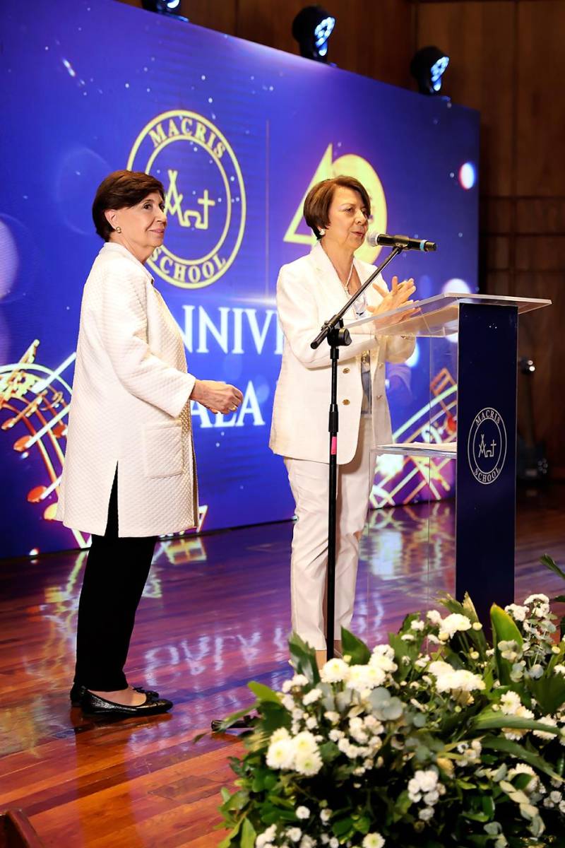 Ms Ana Merriam ofrece unas palabras de agradecimiento en las que manifestó su emoción por la trayectoria de cuatro décadas de la institución educativa. A su lado, Ms Mónica Weddle