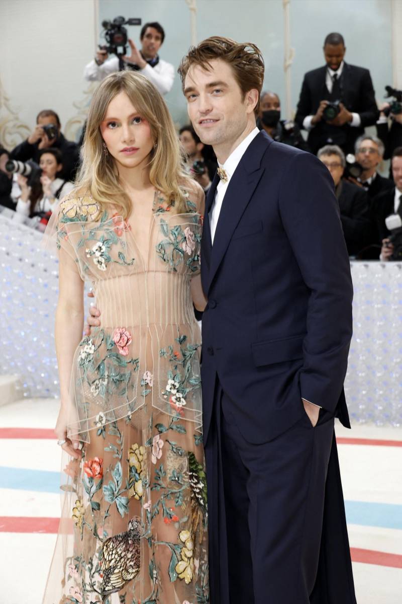 Suki Waterhouse y Robert Pattinson 
