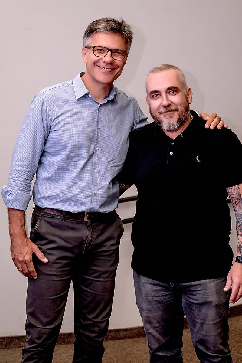 El Dr. David Linares recibe su titulación de postgrado en Dentística