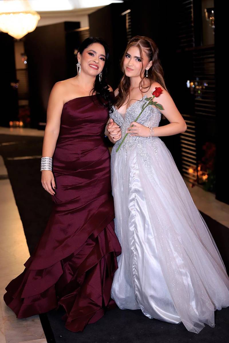 Desfile padres e hijos de la prom 2025 de DelCampo School