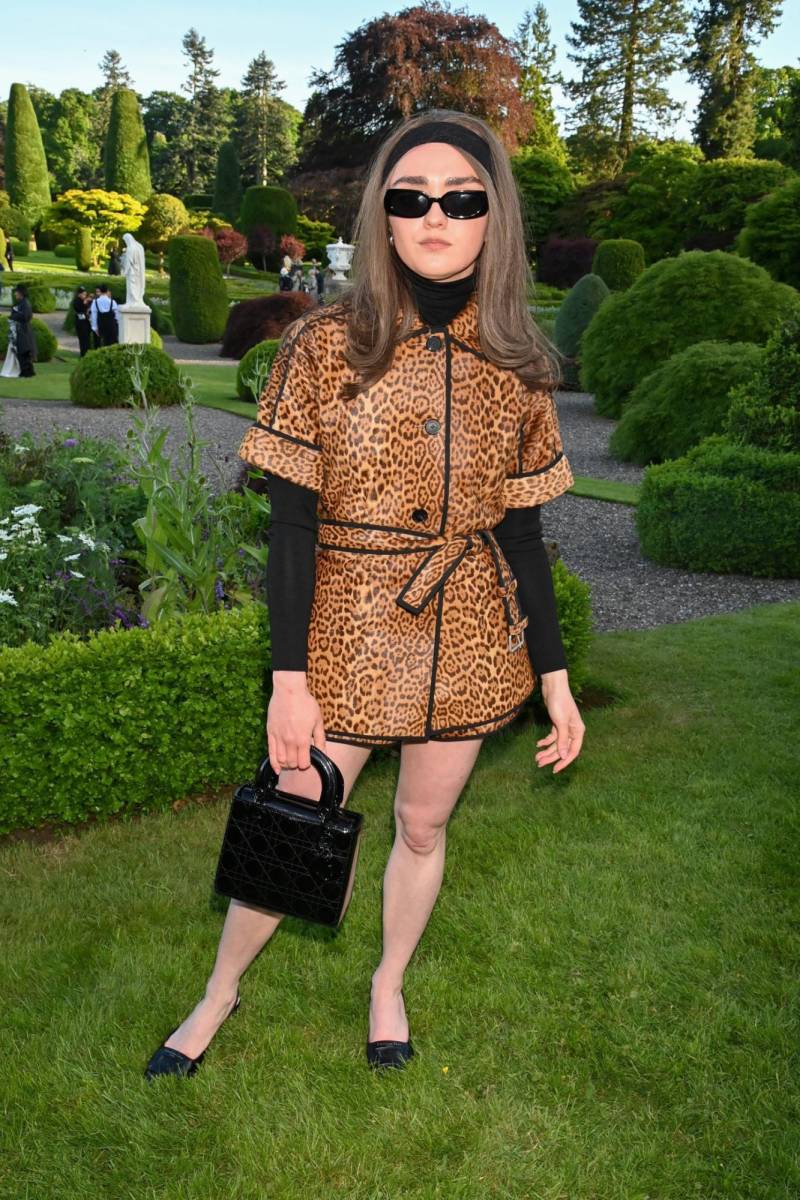 La actriz Maisie Williams lució un conjunto inspirado en los 60. El print de leopardo se hace presente una vez más, combinado con un turtleneck negro, y completó su look con una cartera Lady Dior.
