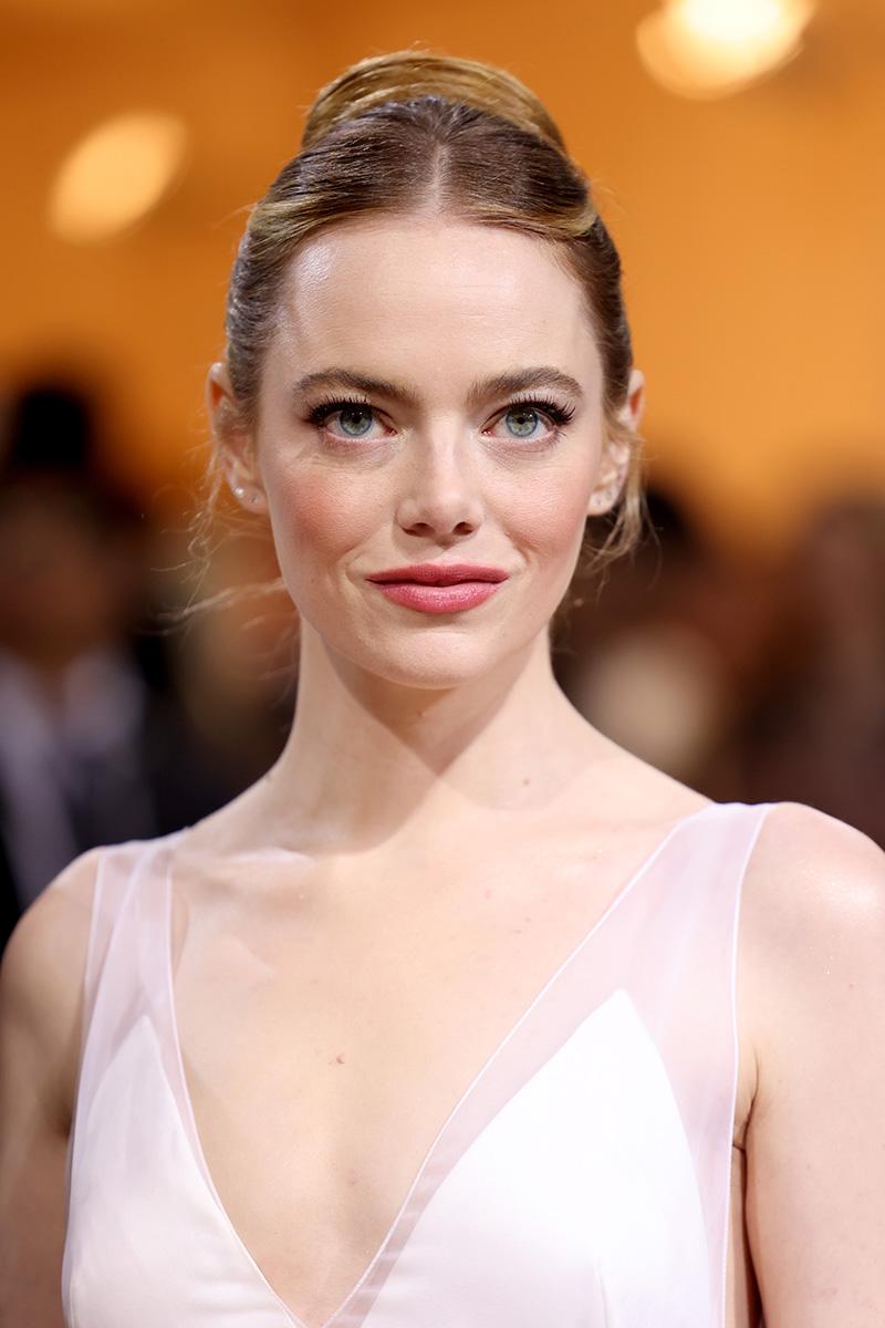 Emma Stone asistió bajo un mood minimalista y de no makeup-makeup. Asimismo, la actriz relució con un brillo angelical en su piel.