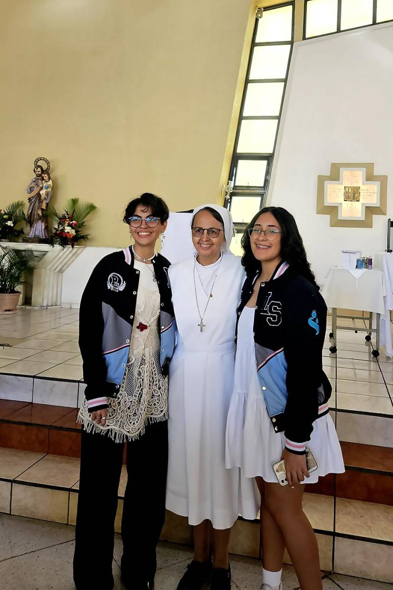 Natalia Flores, sor Grossnie Velásquez y Leyla Cálix.
