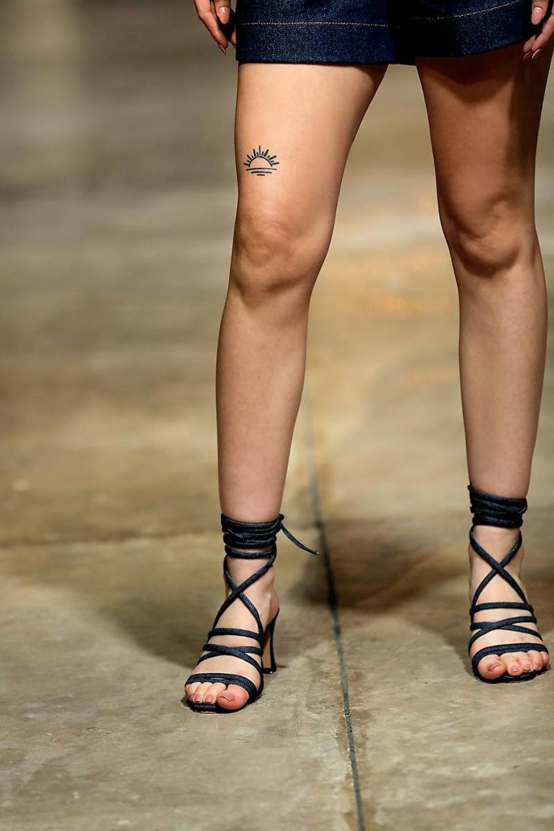 Sandalias de lazos de denim marcan el paso el próximo verano.