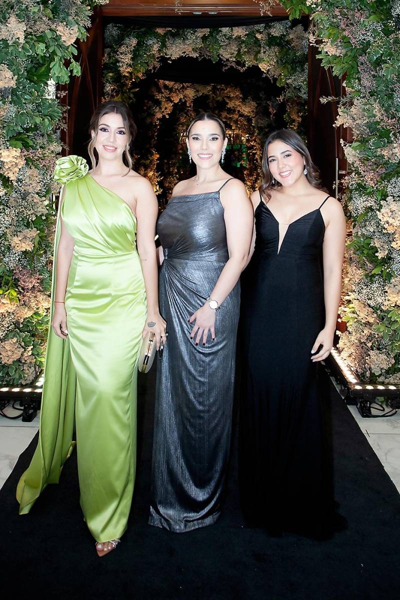 Gabriela Hernández con Marcela e Isabella Valle.