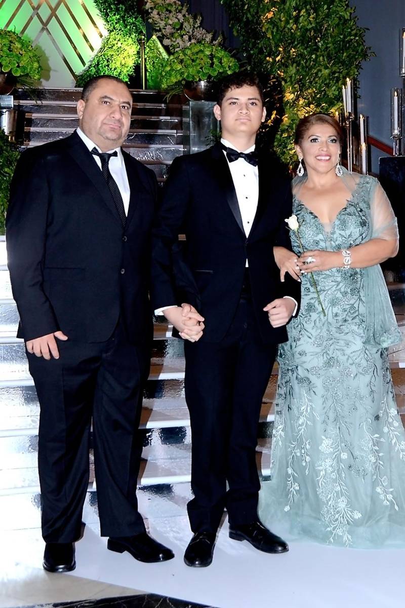 Ozael Guifarro con sus padres Karim Guifarro y Digna Castellanos