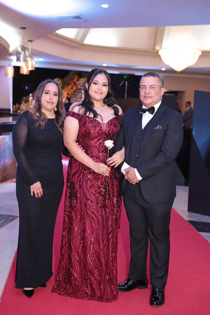 Desfile padres e hijos de la prom 2024 del Instituto Sagrado Corazón
