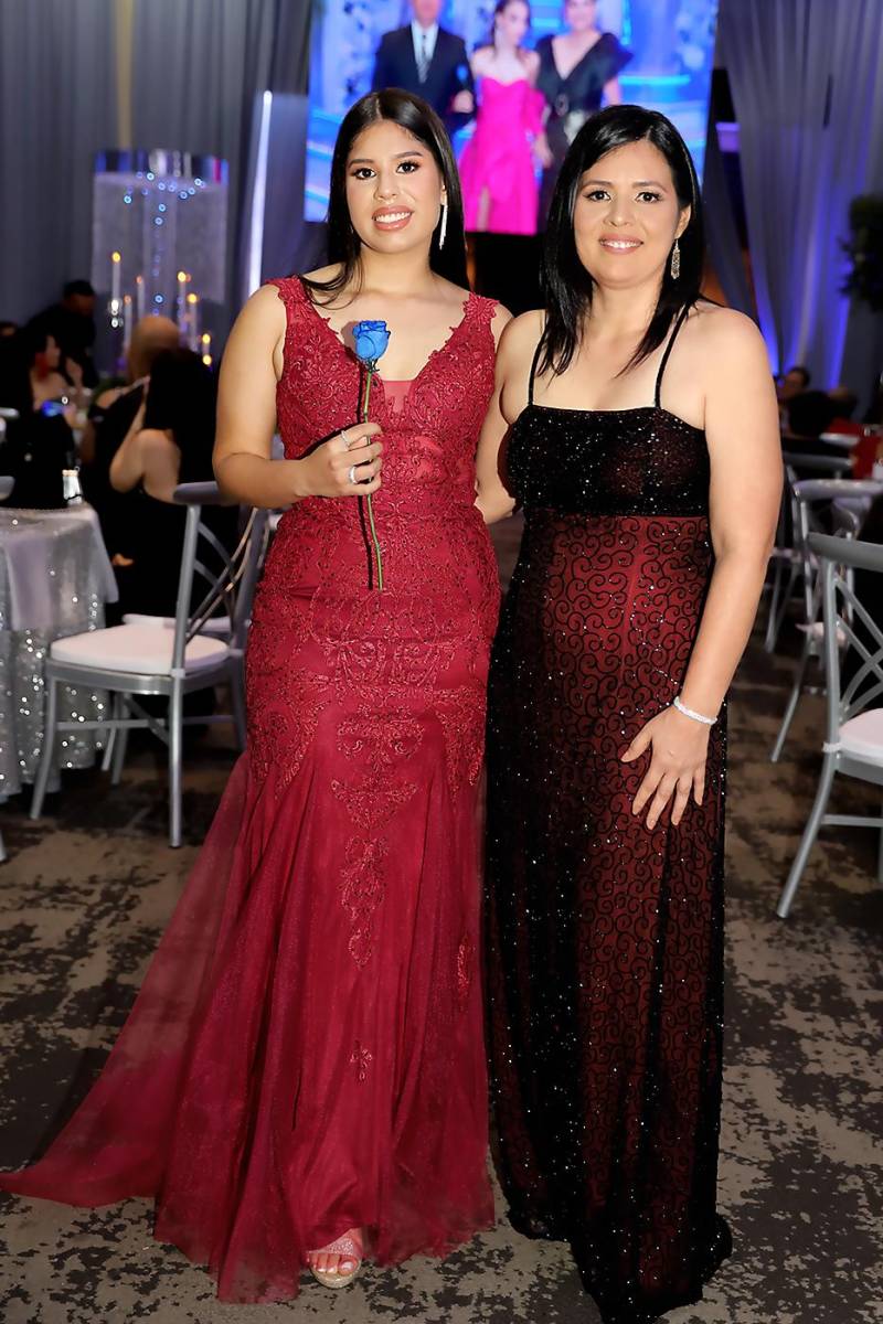 Andrea Larissa Mancías Tomé con su madre Norma Tomé 