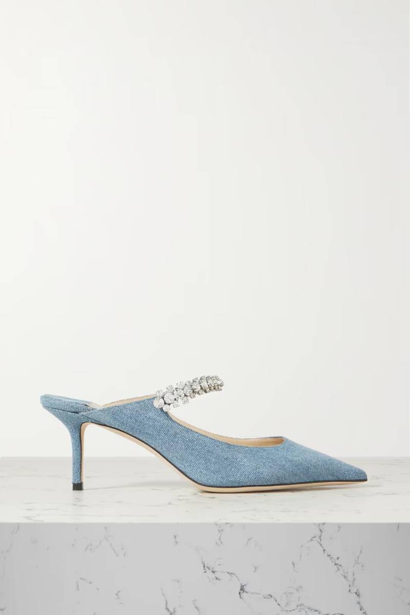 Denim y ‘diamantes’ trabajan juntos en perfecta armonía a través de las mules ‘Bing’ de Jimmy Choo. Cubiertos con cristales brillantes para hacer eco de la piedra preciosa, tienen puntas elegantes y puntiagudas