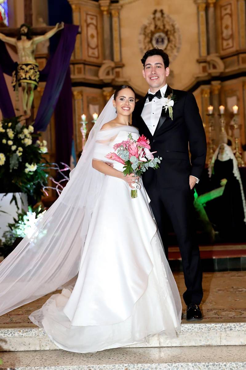 Fue una ceremonia muy emotiva, llena de momentos especiales y marcada por la magia de un día inolvidable para los novios, Alejandra María Zúñiga Peña y Gabriel Eduardo Sierra Kivett, quienes se unieron en matrimonio en la Basílica Nuestra Señora de Suyapa. 