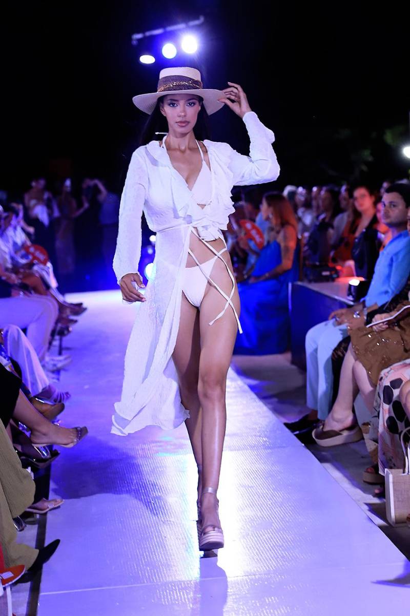 La pasarela de Arame Art en el Roatán Fashion Show 2025 La pasarela de Arame Art en el Roatán Fashion Show 2025