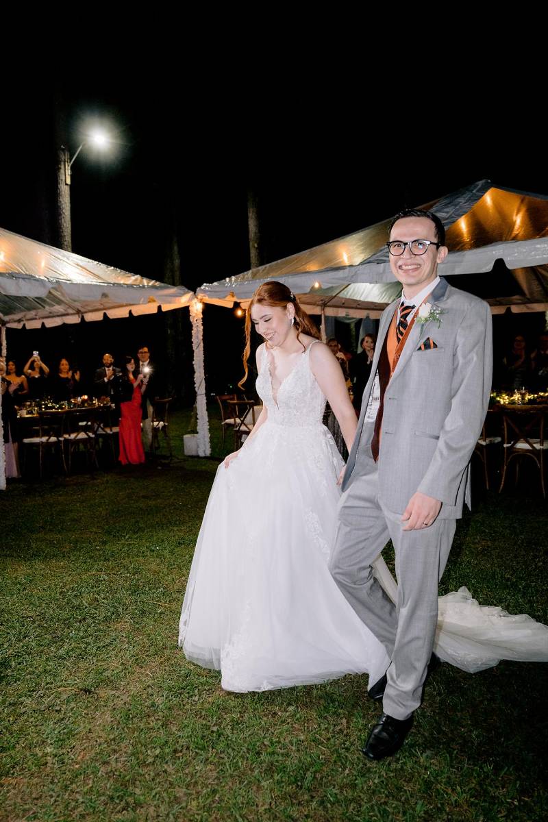 La entrada de los novios estuvo acompañada por la canción “Lover” de Taylor Swift, creando un ambiente romántico que abrió la fiesta con alegría. La música durante toda la celebración estuvo a cargo del DJ Soundtrack, quien animó a todos a disfrutar de la velada