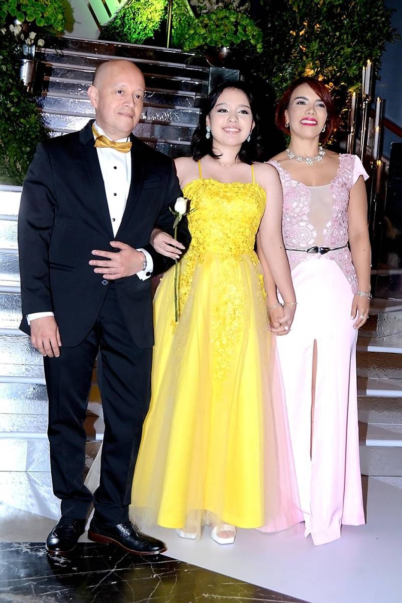 Jorge y Rocío Brizuela con Nívida Flor Hernández 