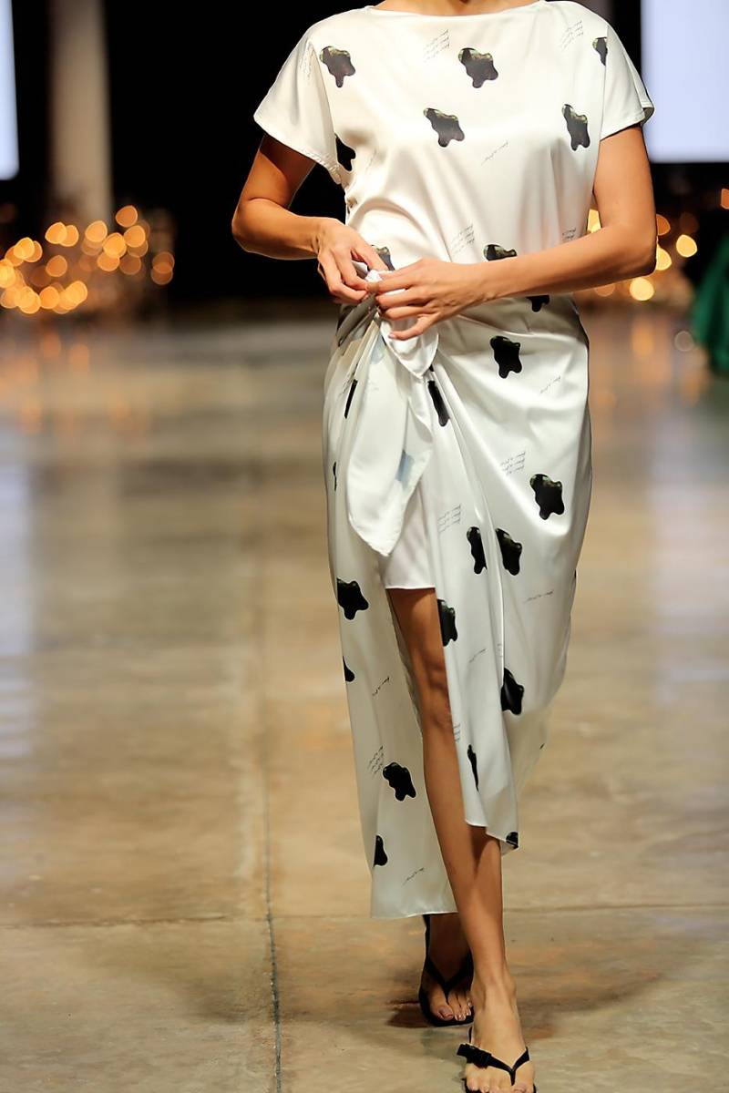 El vestido con estampados negros tiene un diseño minimalista. Aporta un look elegante y relajado.