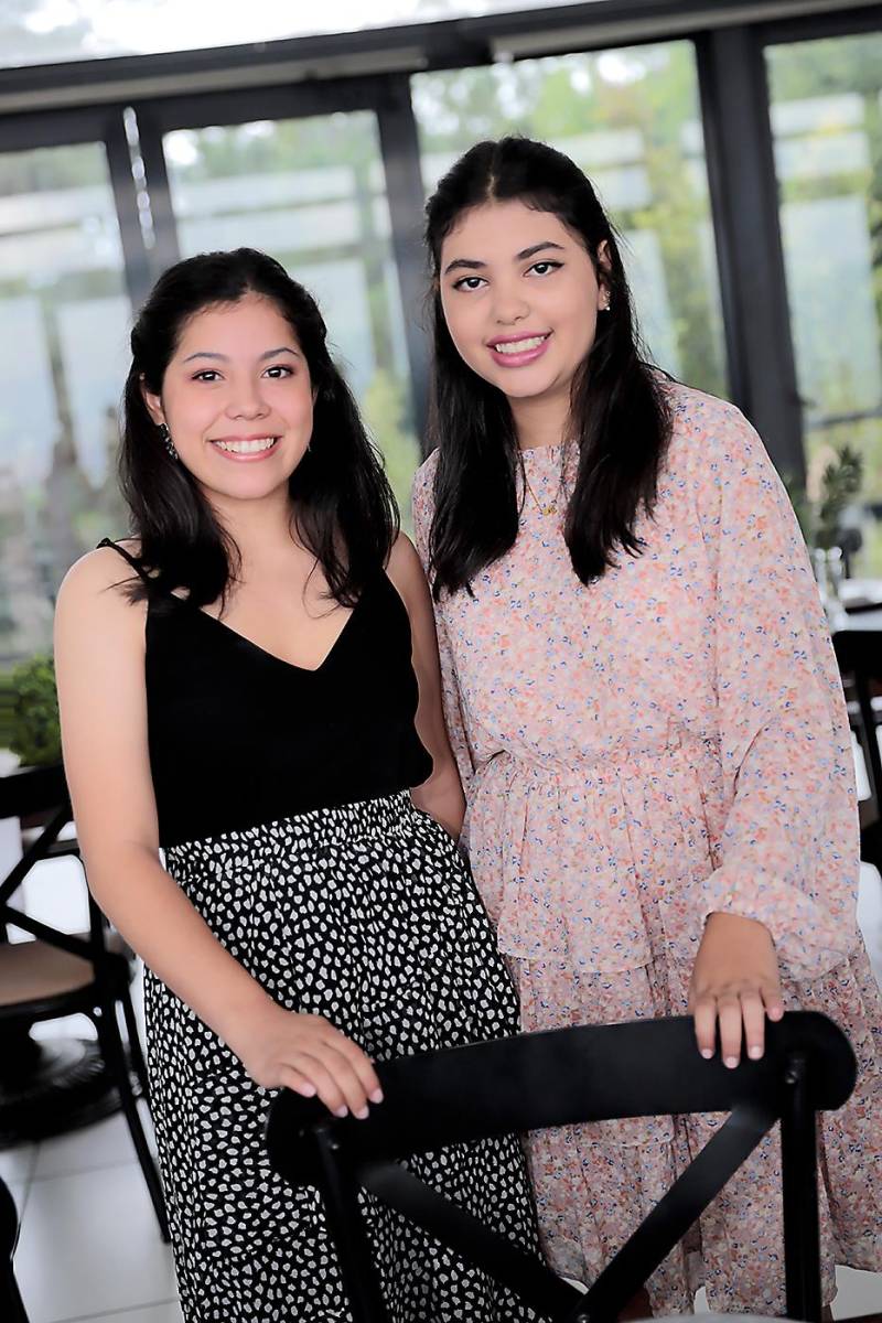 Ana Paola Medina y Elisa Godoy.