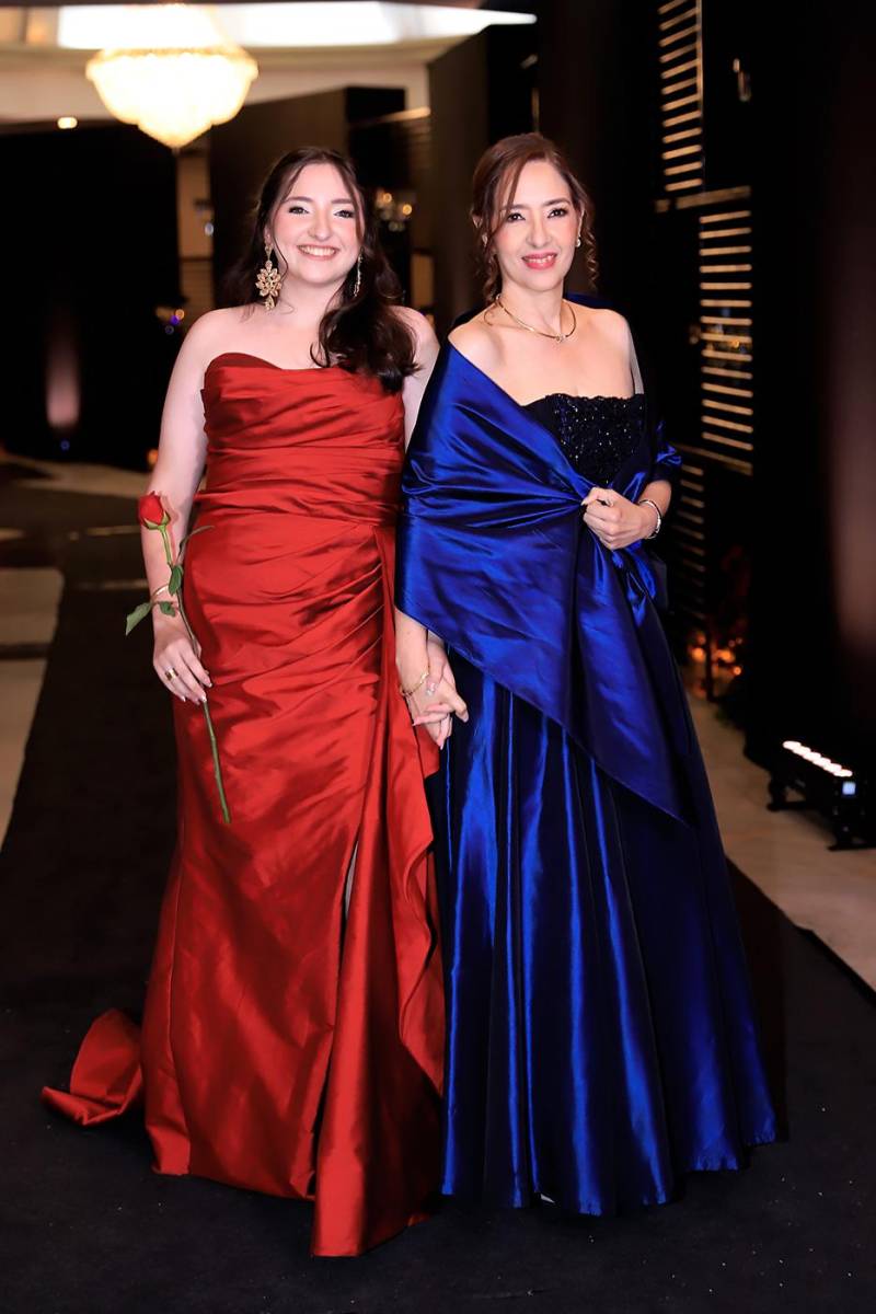 Desfile padres e hijos de la prom 2025 de DelCampo School