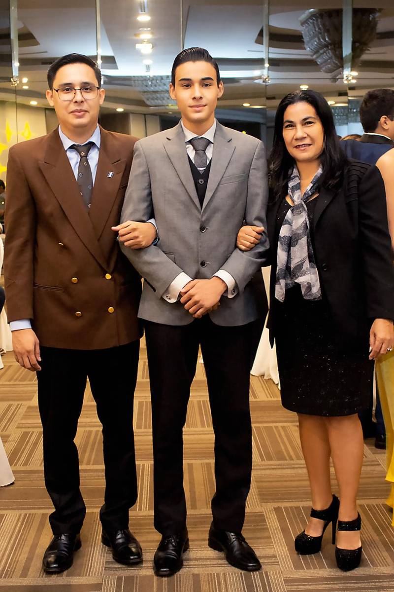 Gabriel Gómez, junto a su madre Sonia Flores y su hermano Leonel Gómez.