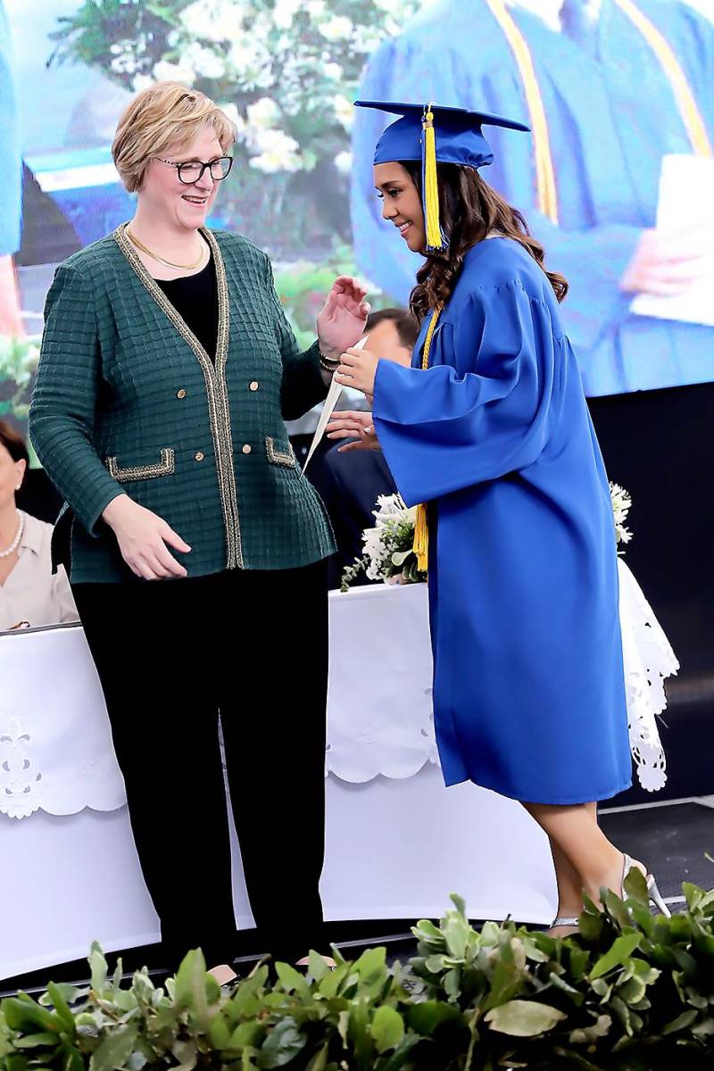La embajadora Laura Dogu y Natalia Fonseca
