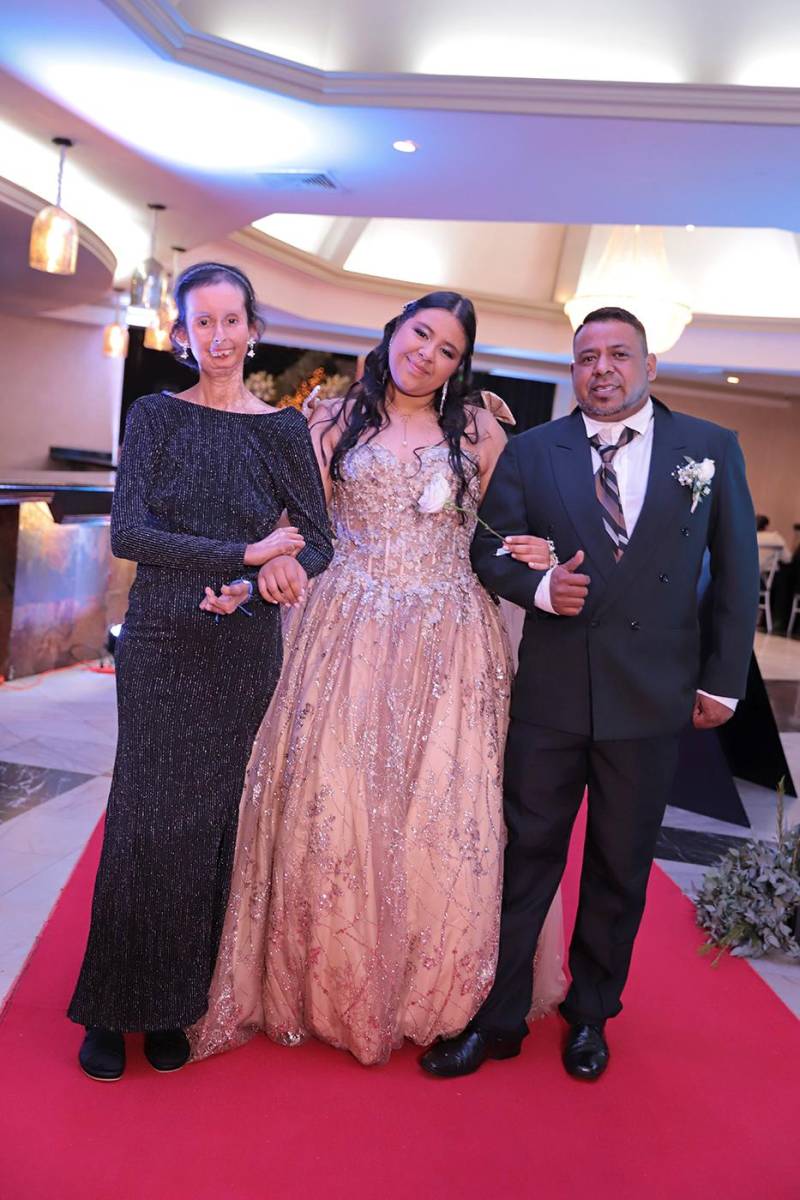 Desfile padres e hijos de la prom 2024 del Instituto Sagrado Corazón