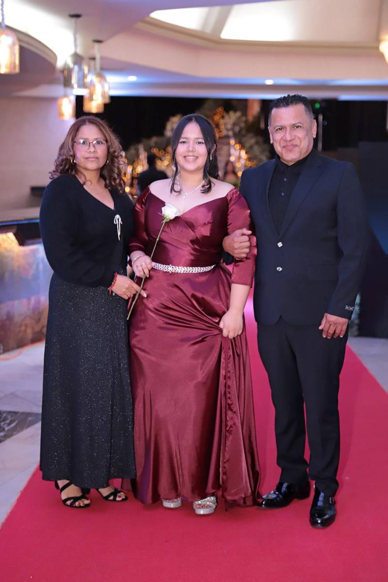 Desfile padres e hijos de la prom 2024 del Instituto Sagrado Corazón