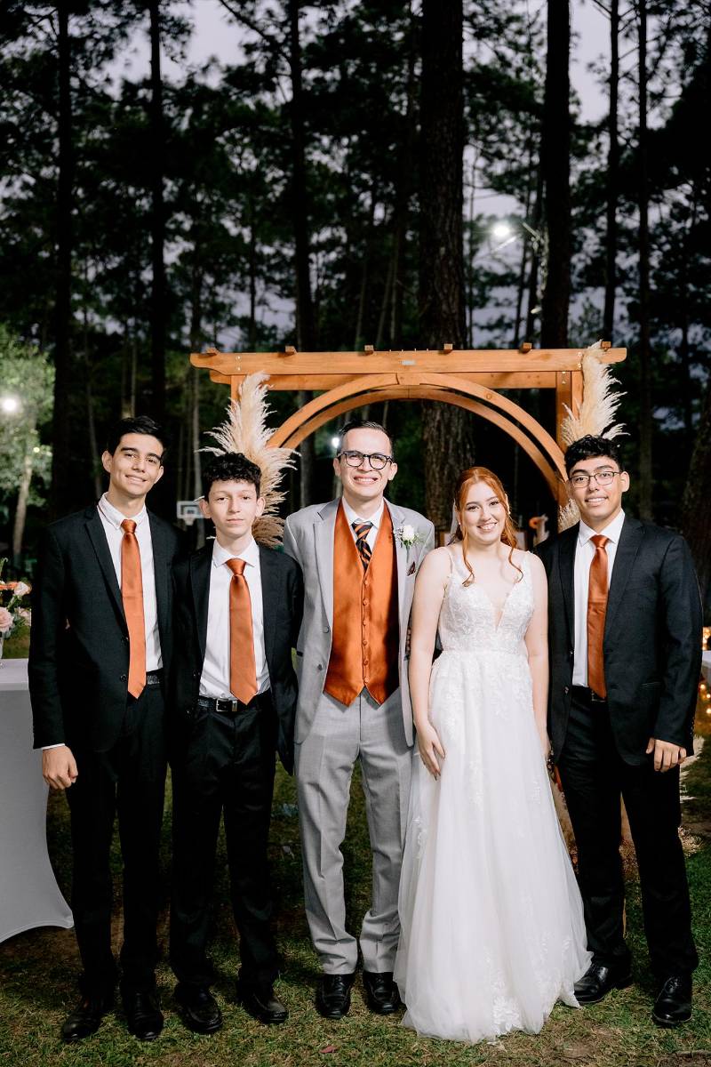 Los novios acompañados de Juan Leonardo, Juan José y Juan de Dios García.