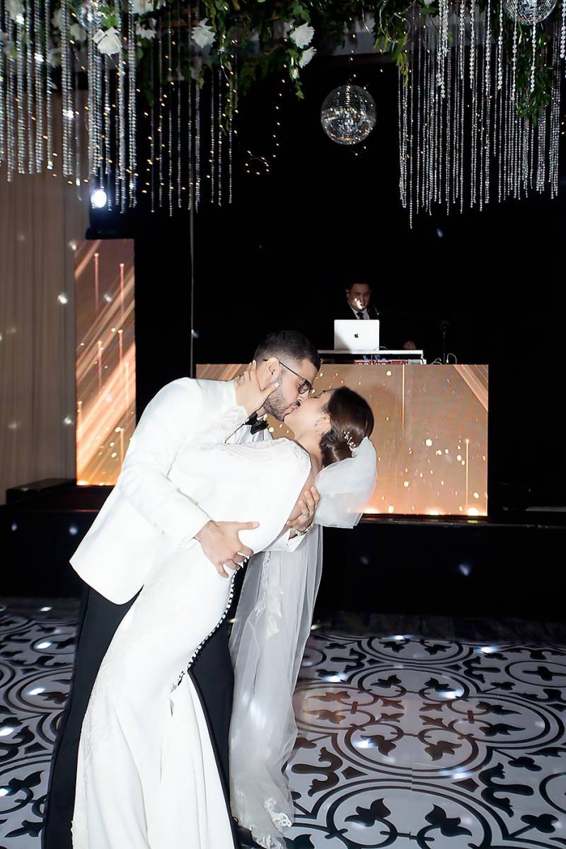 Los recién casados al hacer su ingreso a la al salón y realizar su primer baile como esposos