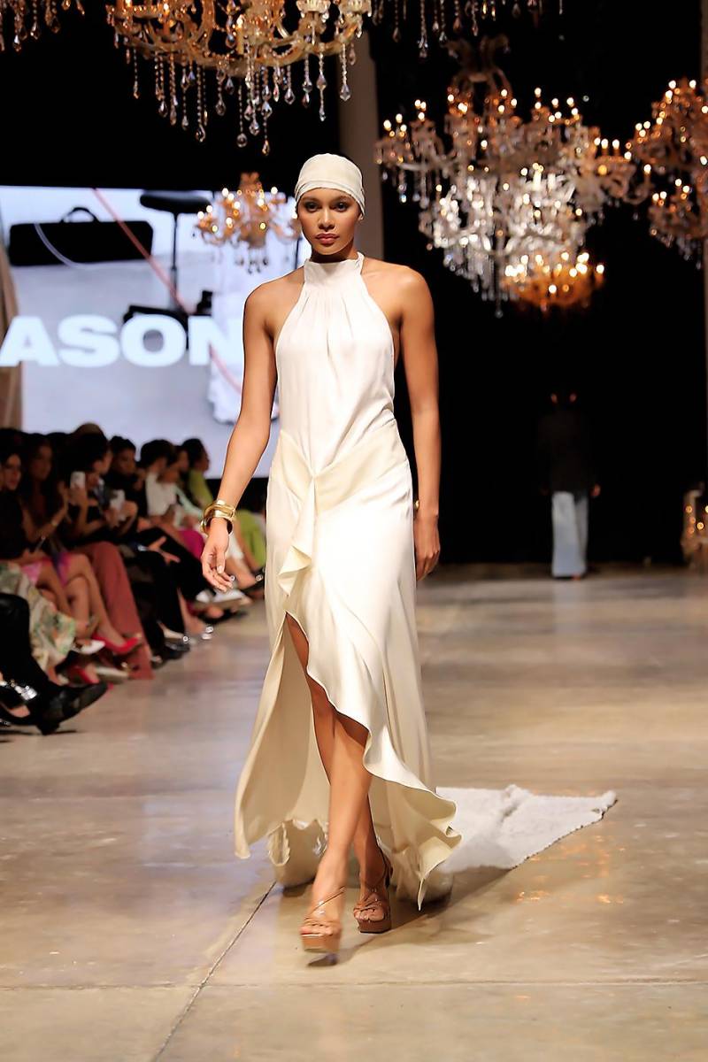 Casoná cierra con broche de oro BAC Estilo Moda 2024