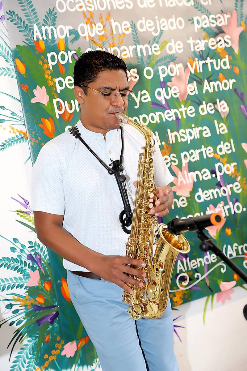 Durante el evento, los asistentes también disfrutaron de música en vivo por parte del cantante y saxofonista Luis Bustillo.