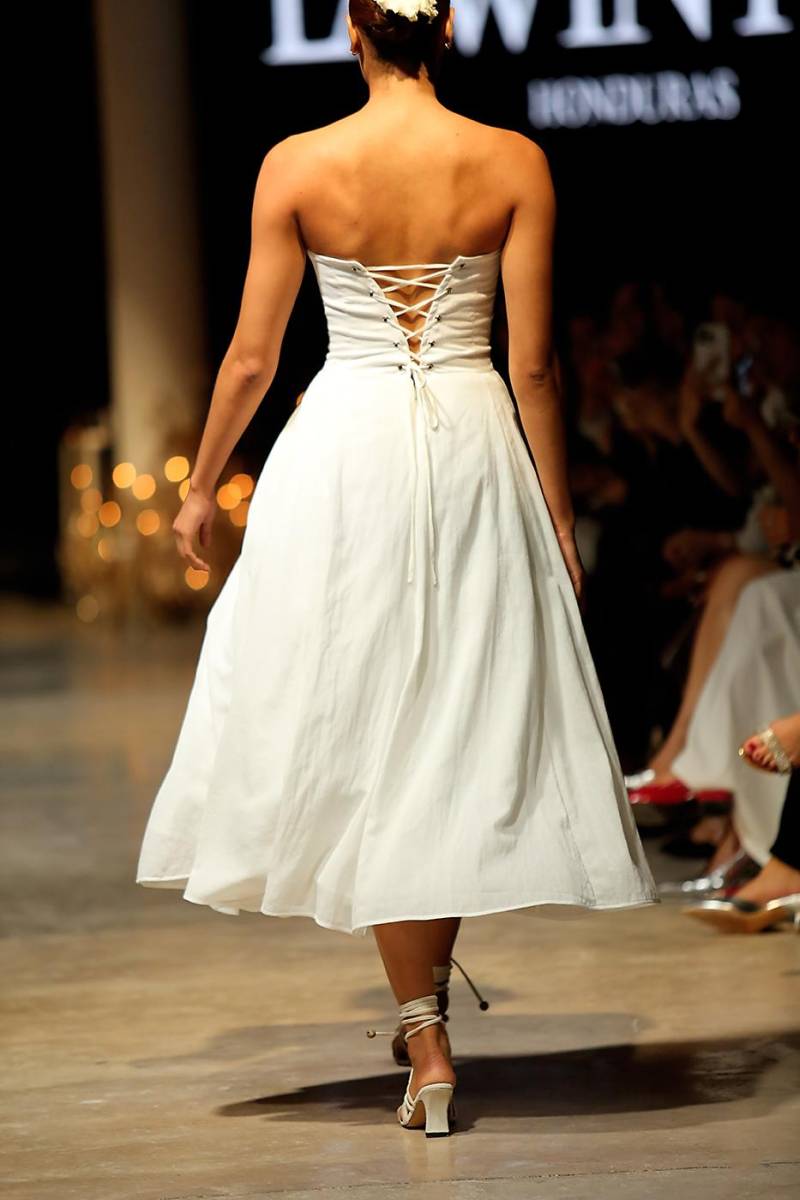 Una seña de identidad del diseñador: espalda estilo corset con lazos de algodón, un estilo para convertirse en la estrella del verano. 