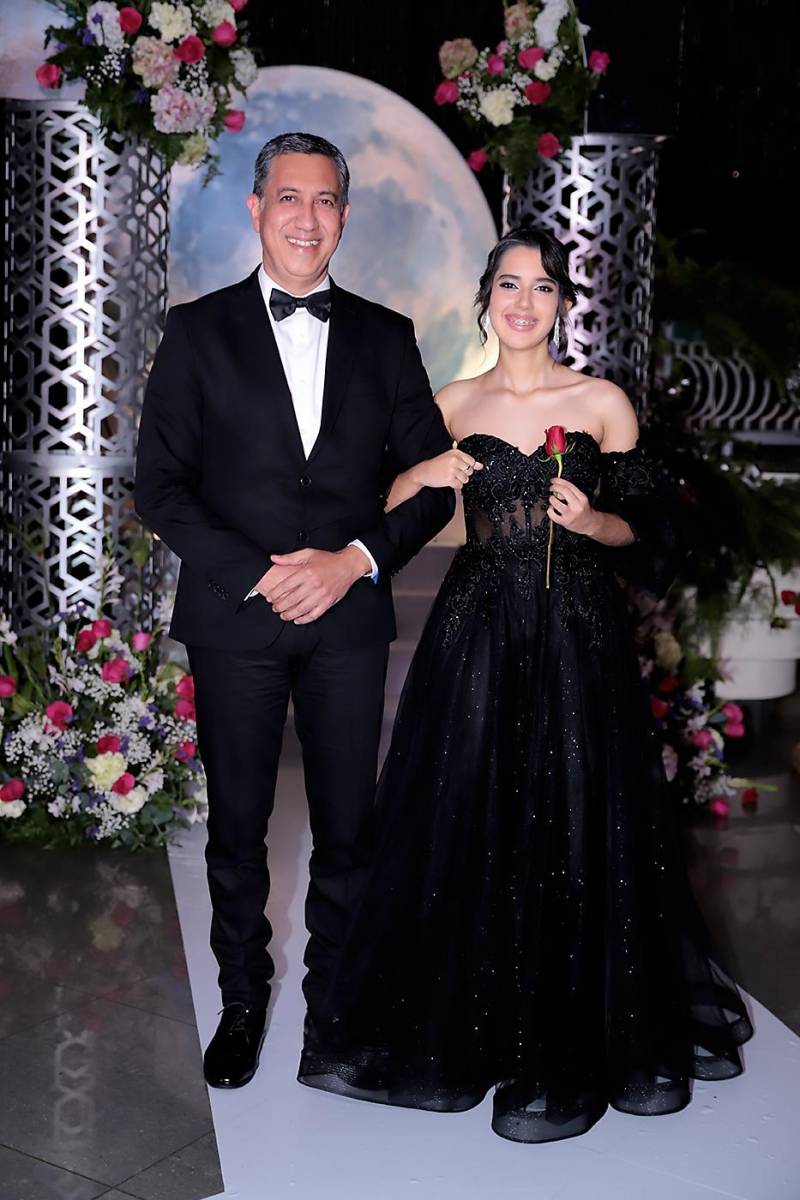 Desfile padres e hijos de la prom 2024 del Instituto San José del Carmen