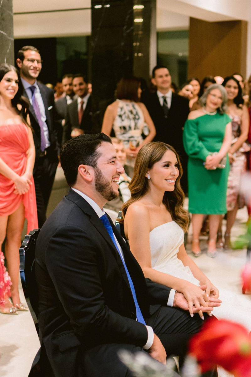 Por unas horas la residencia Hawit Medina se llenó de risas, aplausos y felicitaciones durante la ceremonia civil, en la que participaron familiares y cercanas amistades. Los novios muy emocionados escucharon atentos al abogado y firmaron el acta matrimonial que los declara como “esposo y esposa”.