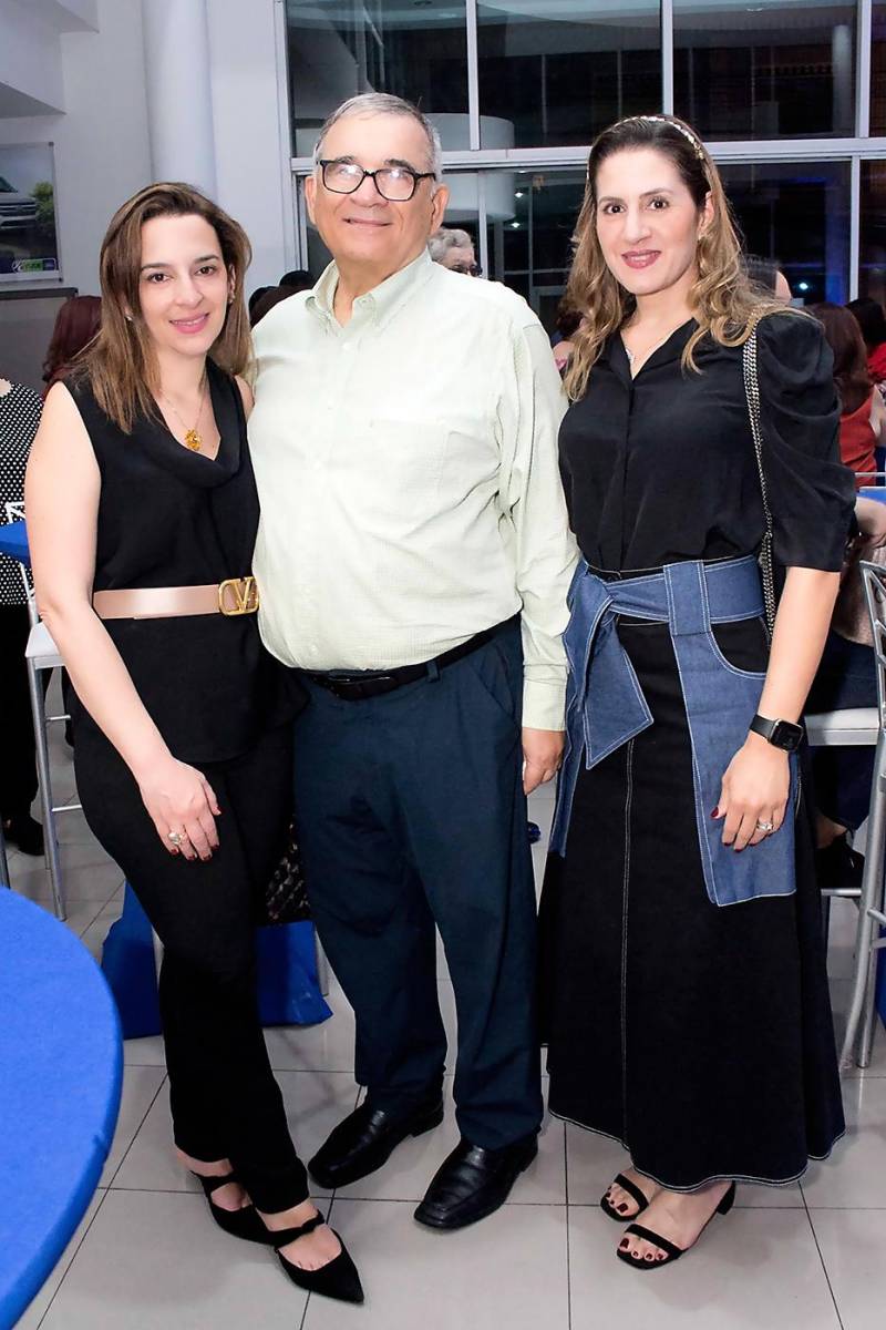 Blanca y Tonny Sansur con Laura Larach Massu