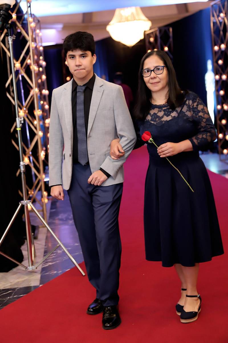 Desfile padres e hijos de la prom 2025 del Instituto San José del Carmen