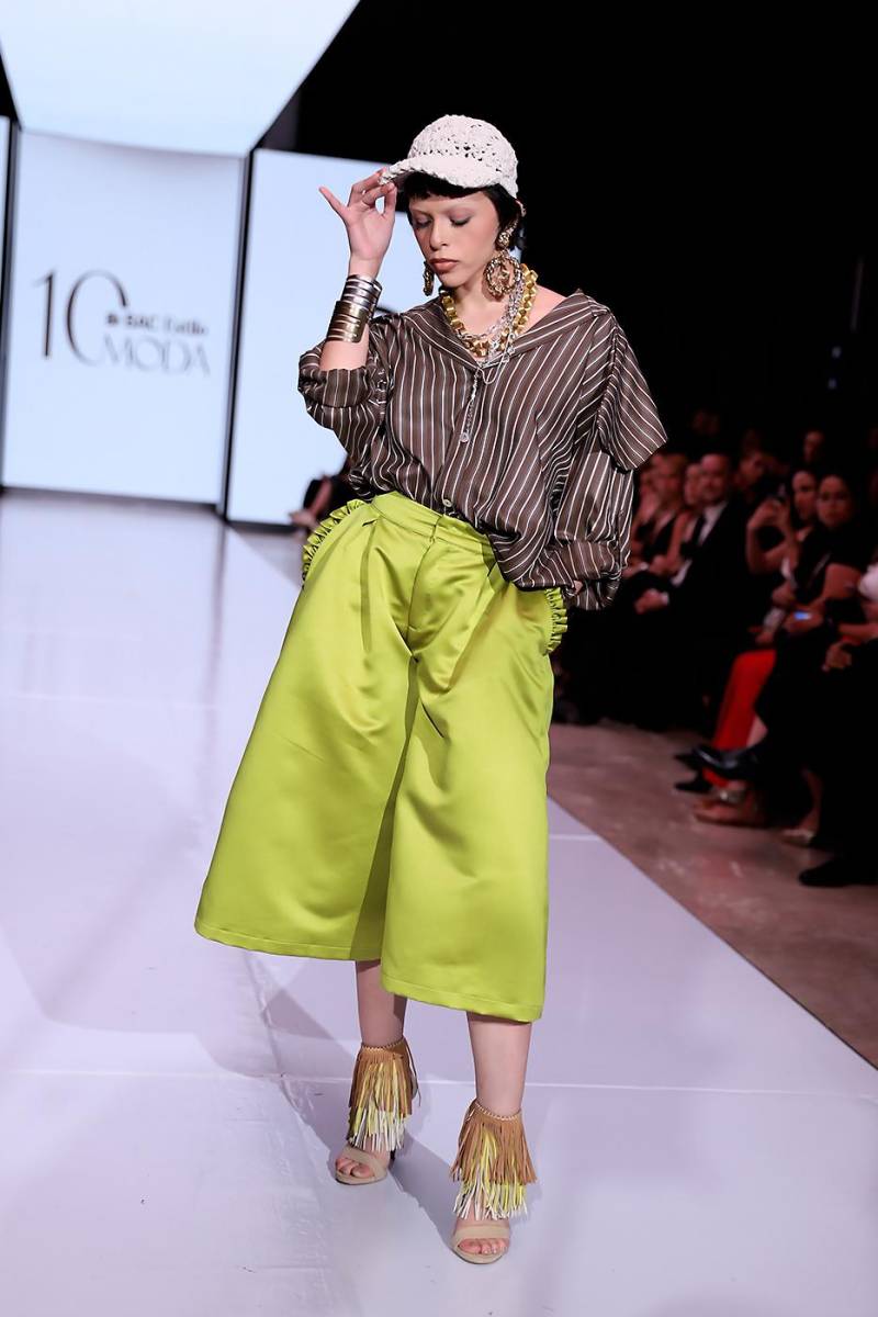 El wide-leg cropped pant en una elegante y satinada versión con detalles de ruffles en los bolsillos en contraste con blusa satinada a rayas. Gorra tejida a mano en crochet completa el outfit. ¡Un gran favorito!