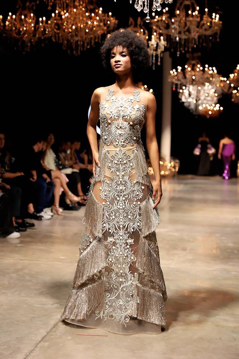 Vestido bordado en encaje con flecos que refleja la pasión por los detalles de Matamala, quien se graduó en el DUOC de la Pontificia Universidad Católica de Chile y en la escuela de Modas Carmen Müller de Chile.