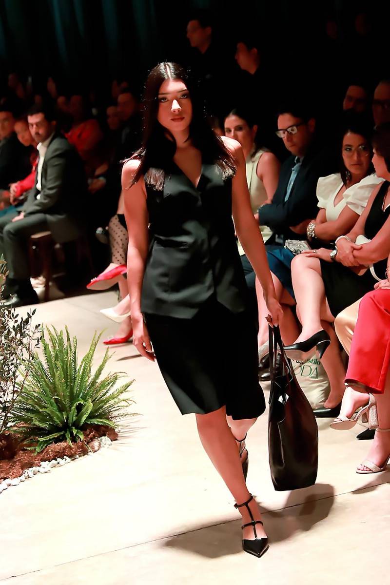 Chalecos largos, faldas midi, t-strap sandals y maxi bolsos para el look de la working girl