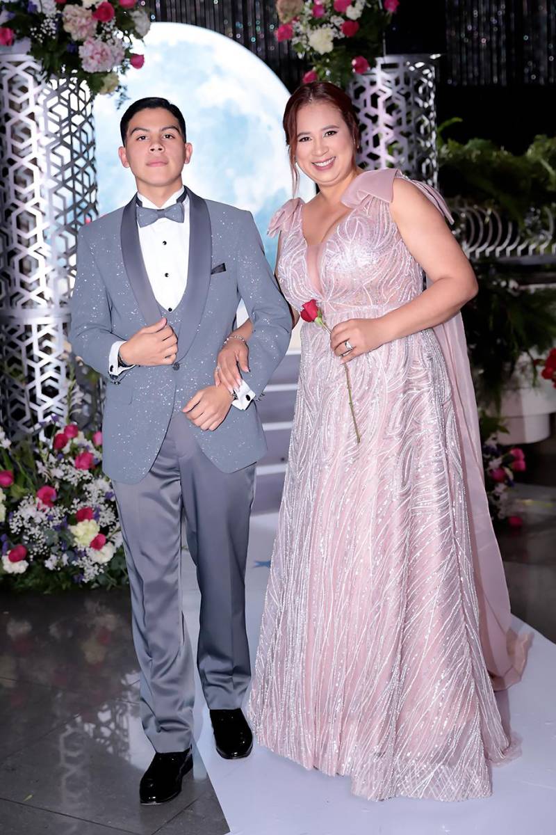 Desfile padres e hijos de la prom 2024 del Instituto San José del Carmen