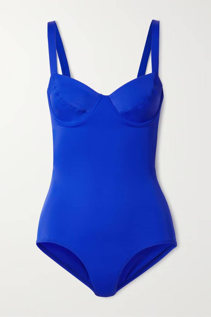 Si quieres aparentar más busto más, debes elergir uno tipo corset, trajes de baño enteros que tengan un corte abierto en la parte superior. 
