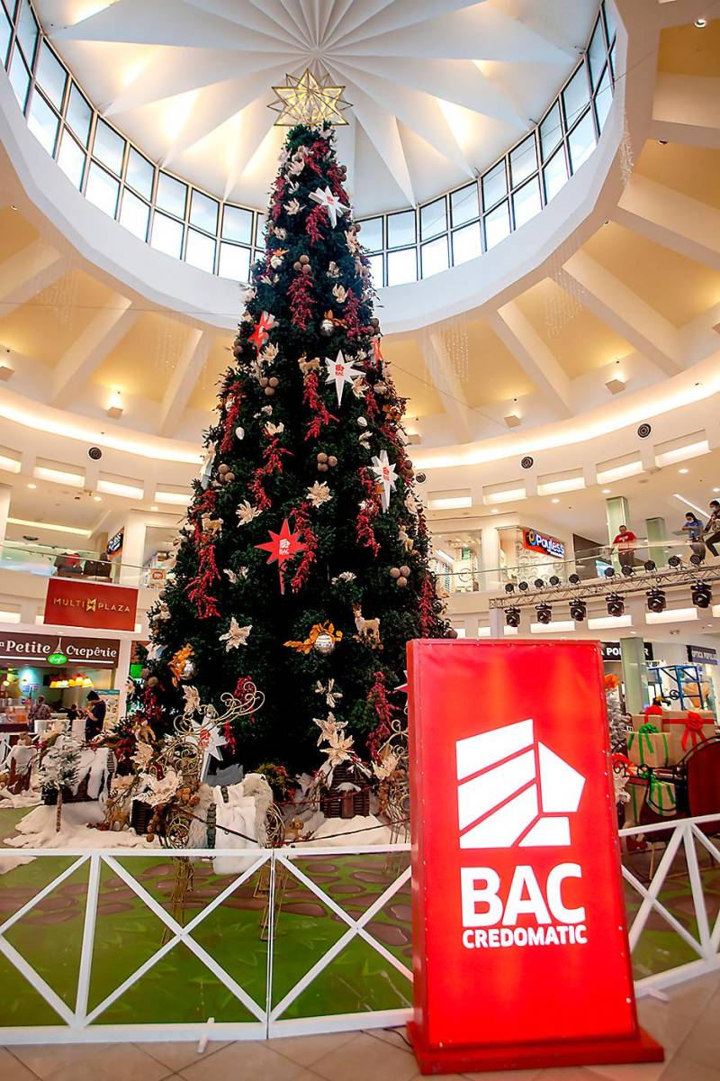 Multiplaza y Bac celebran por el encendido del Árbol Navideño