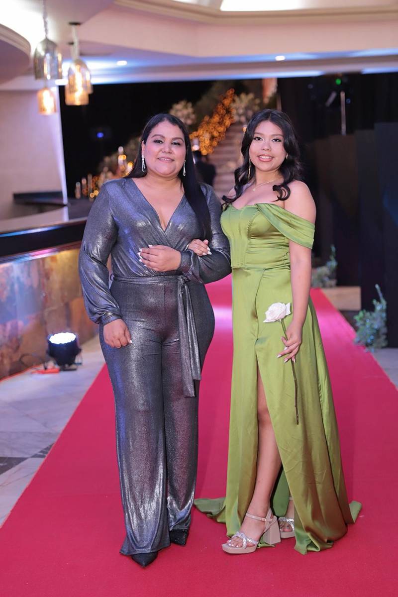 Desfile padres e hijos de la prom 2024 del Instituto Sagrado Corazón