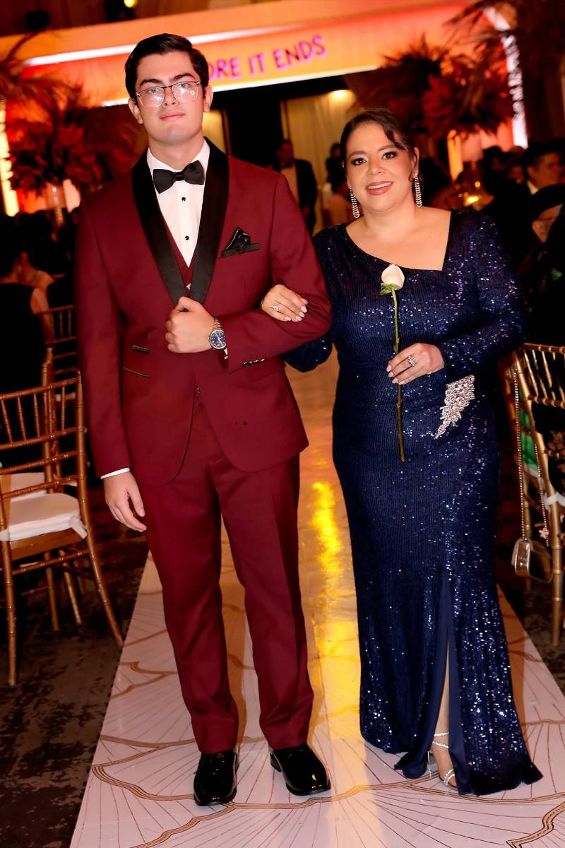 Adrian Sanchez y su tía Erika Sanchez. 