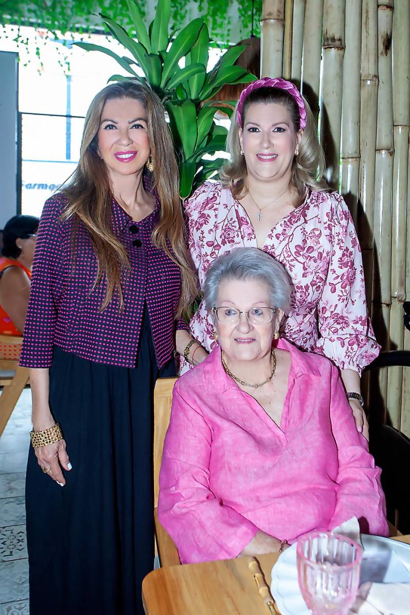 Carmen Chahín, Giselle Downing y Aracely de Downing.