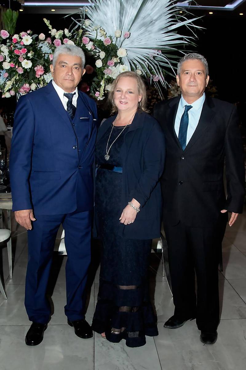 Julio Banegas con Bianka y Edgar Pineda,