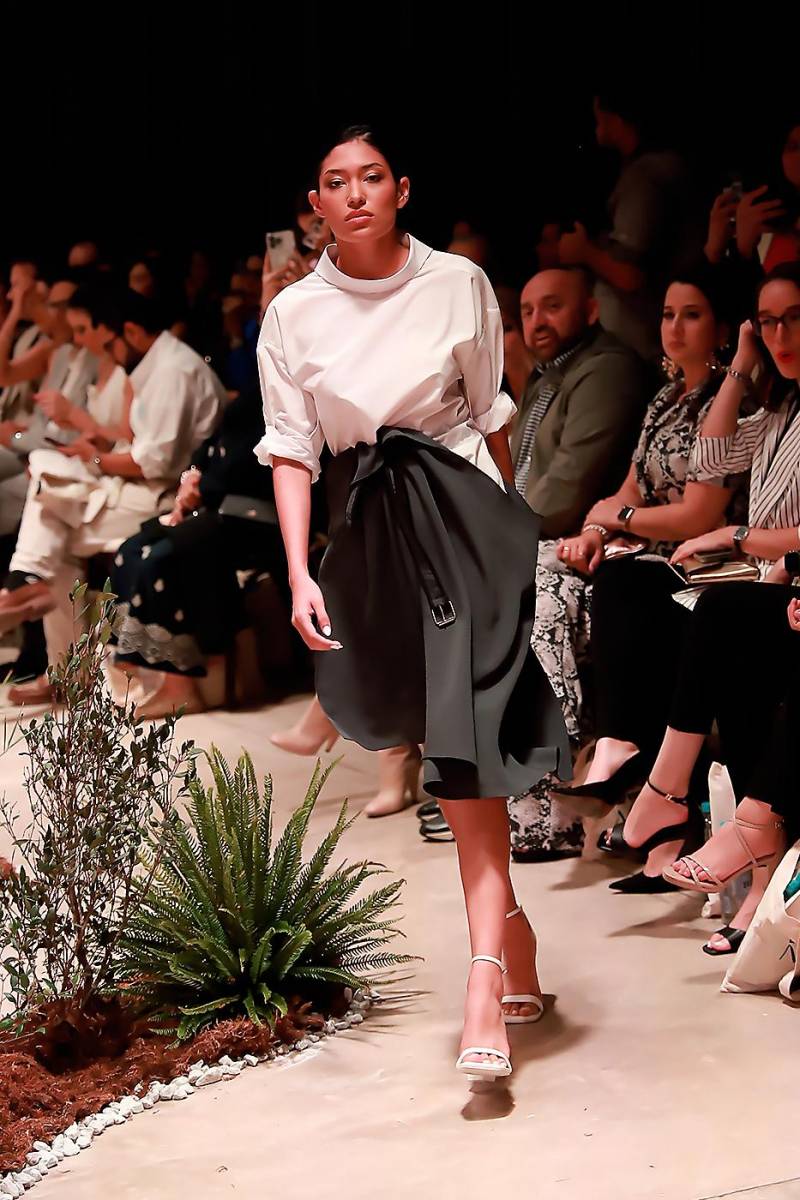 En la colección no podían faltar sus ya característicos toques deportivos, en los que un juego de líneas conecta nuevas formas en cuellos camiseros, pantalones sastre con pinzas y camisas Oxford con volumen.