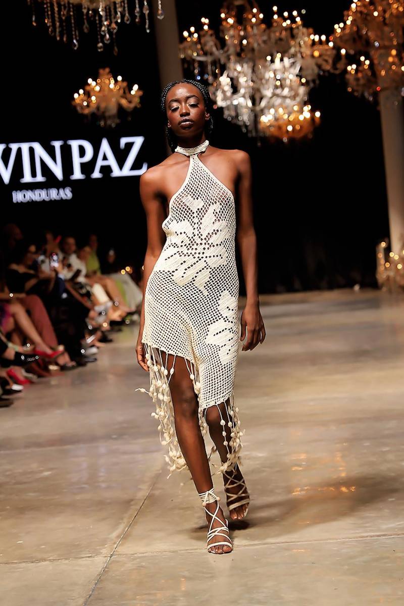 Halter dress en crochet con colgantes y sandalias a tono para convertirte en la reina del verano