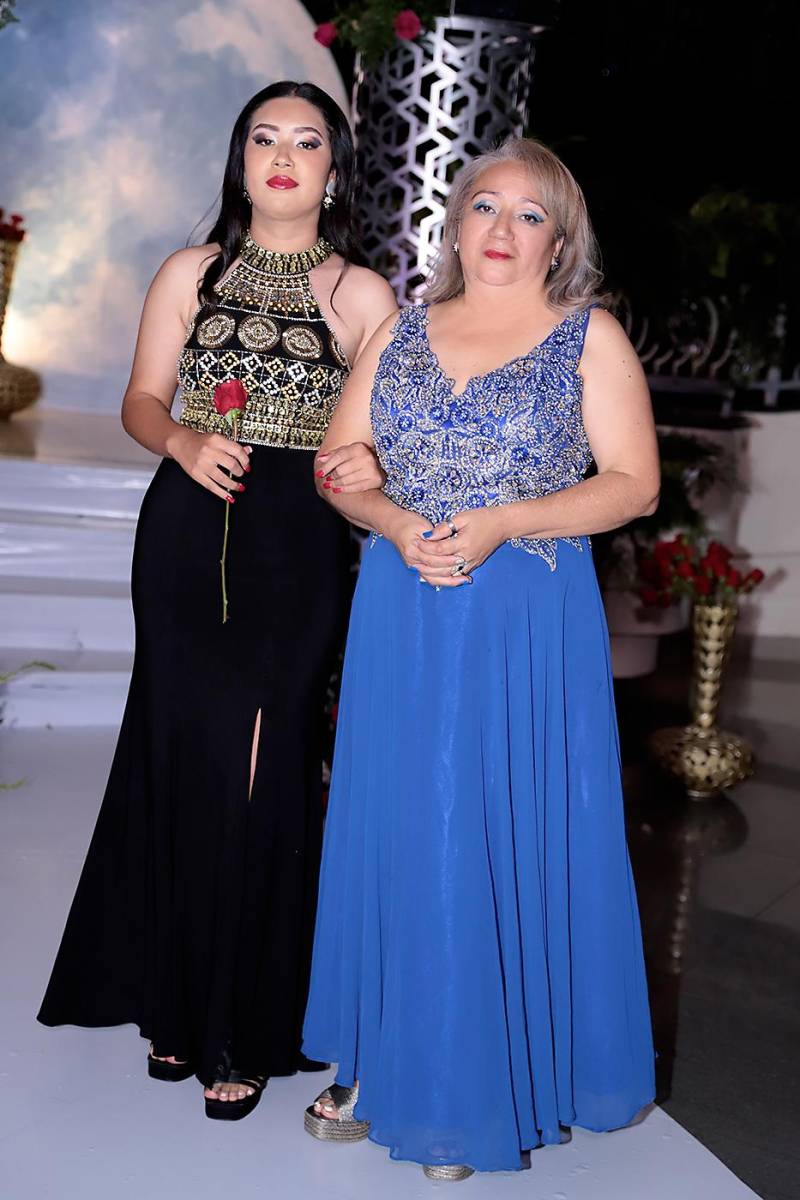 Desfile padres e hijos de la prom 2024 del Instituto San José del Carmen