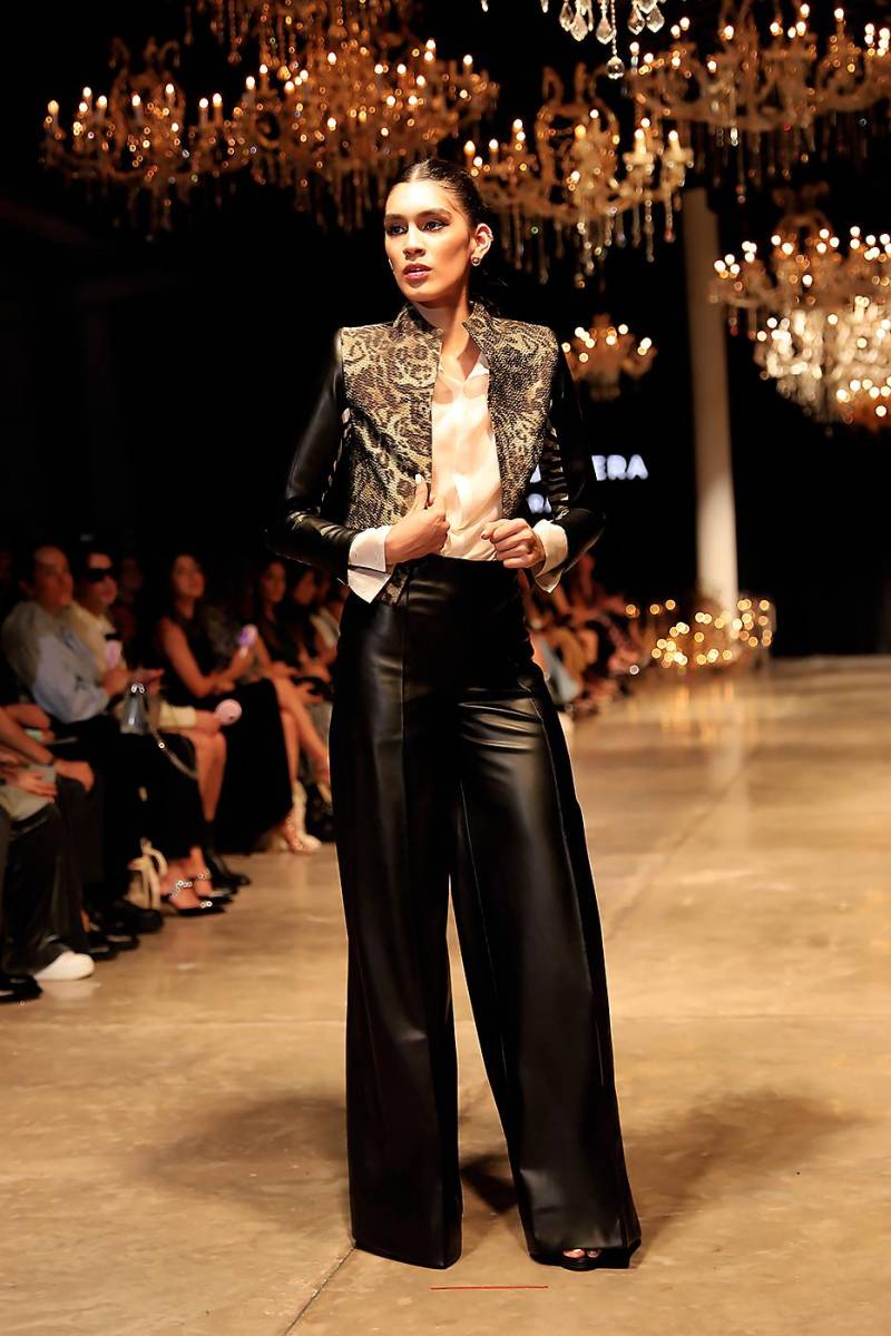 Inspirada en su musa Blanca Bendeck, la diseñadora apostó por blazers de patchworks en animal prints y palazzo pants en leather 