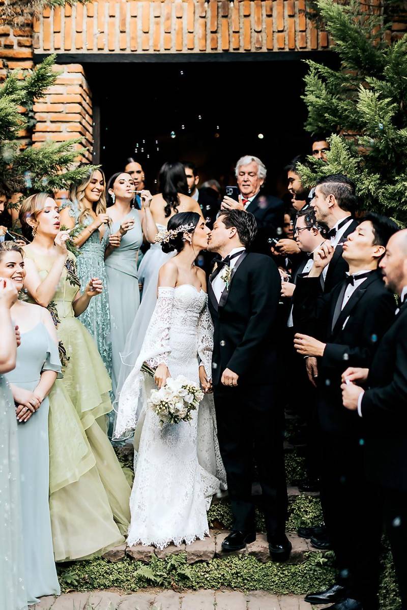 Los novios muestran una vez su amor al darse un tierno beso
