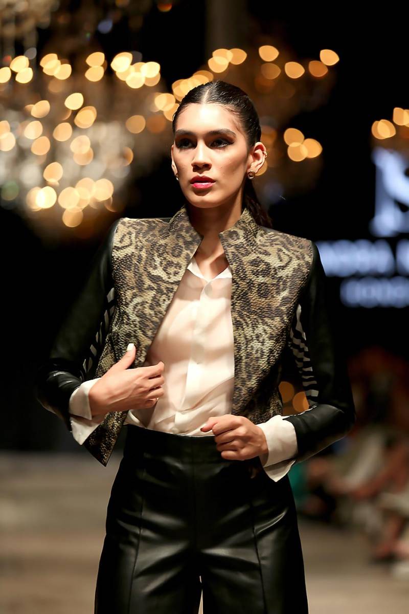 Faux leather pants con camisa de organza de seda española y cropped jacket de animal prints.